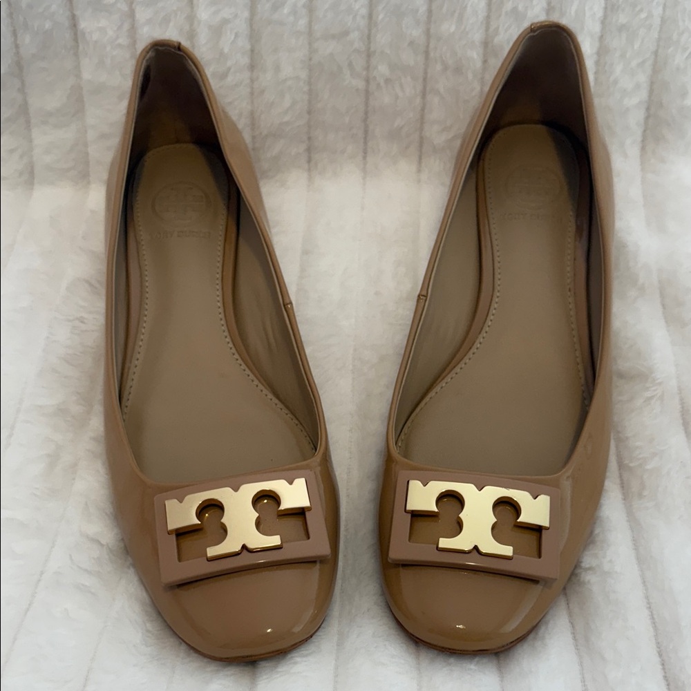 Tory Burch Tan Flats with Gold Logo Sz 6.5